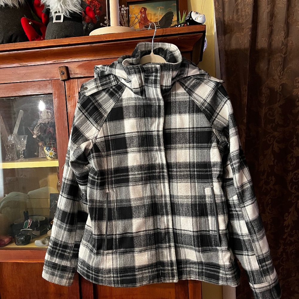 Super cute Columbia women’s Omni Heat  B&W plaid jacket